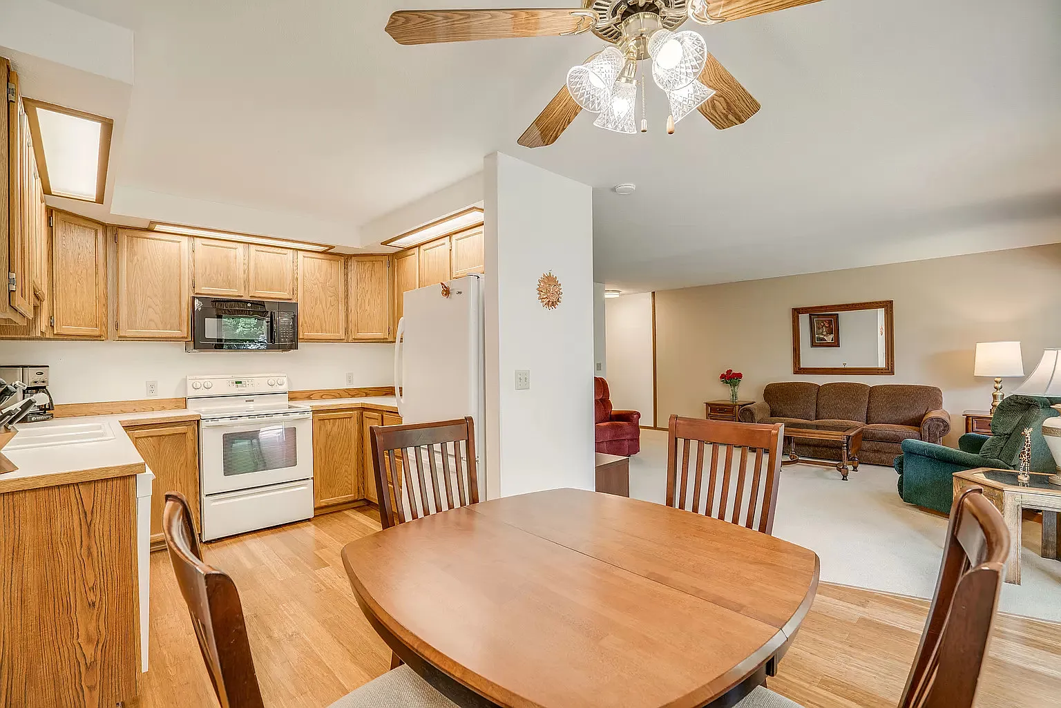 2 bed, 1148 sqft, $1,600 — Photo 2
