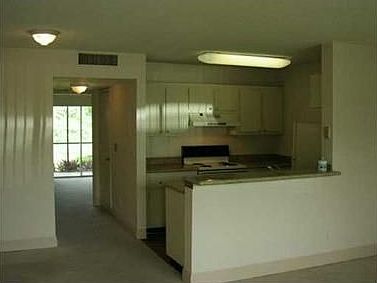 4th image of 1410 Meadows Cir W