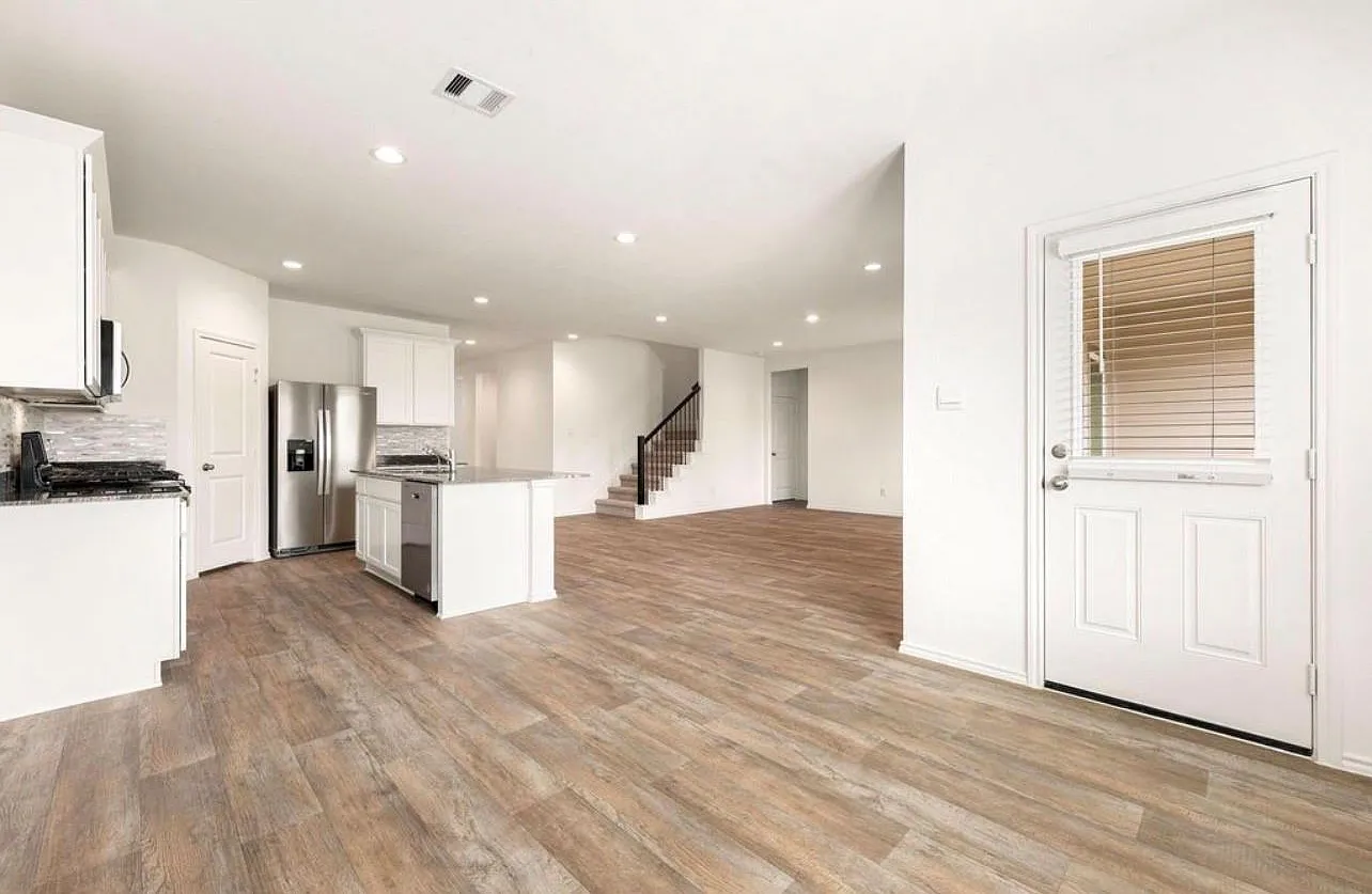 4 bed, 3.0 bath, 2643 sqft, $2,750 — Photo 4