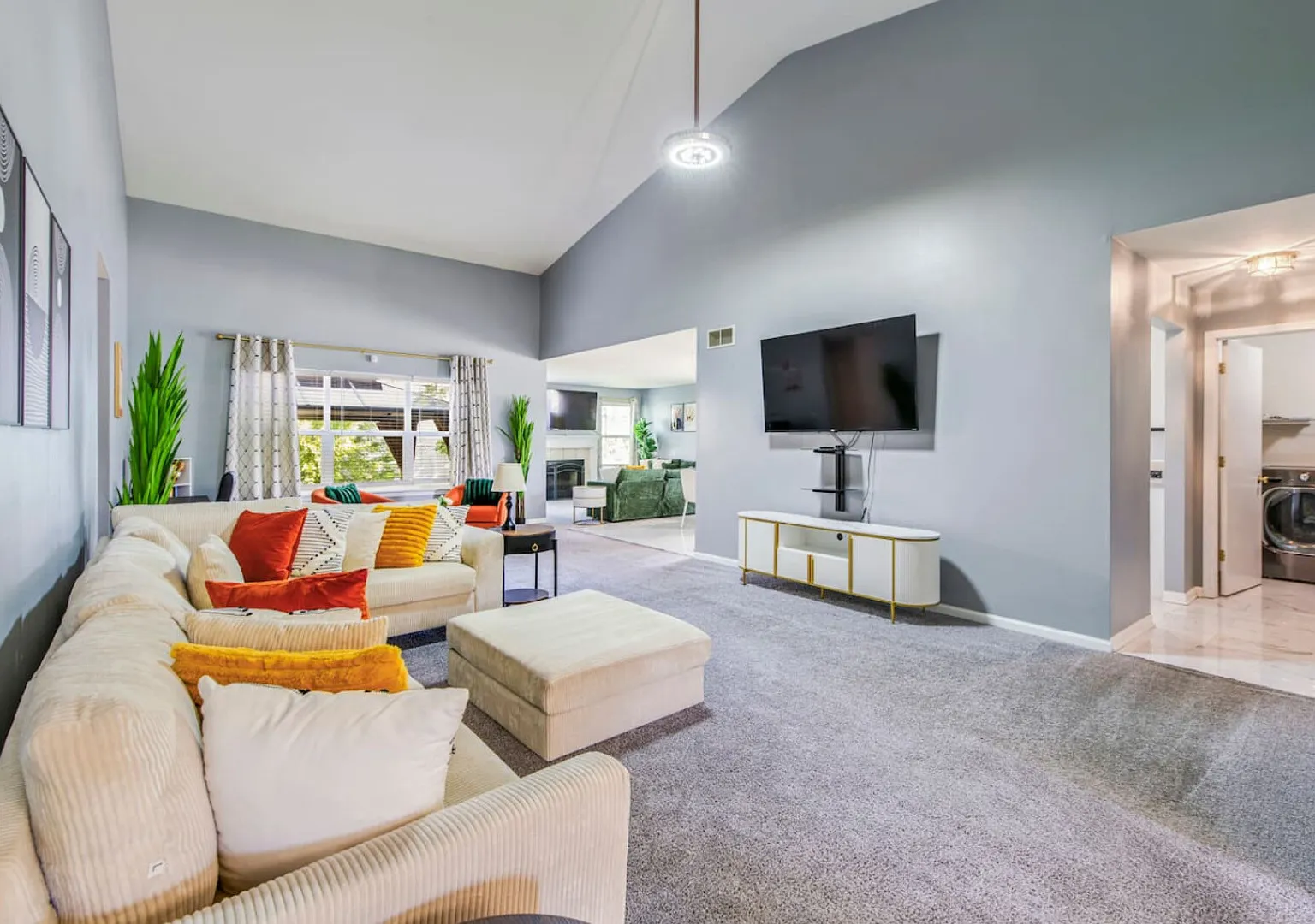 Modern Comfort Loves Park Stylish 3BR Getaway — Photo 1