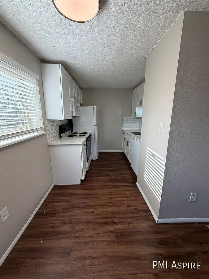 1 Month Free! Super Spacious Updated 1 Bedroom 1st Floor Apartment Home In Lakewood Near Hwy 6! — Photo 4