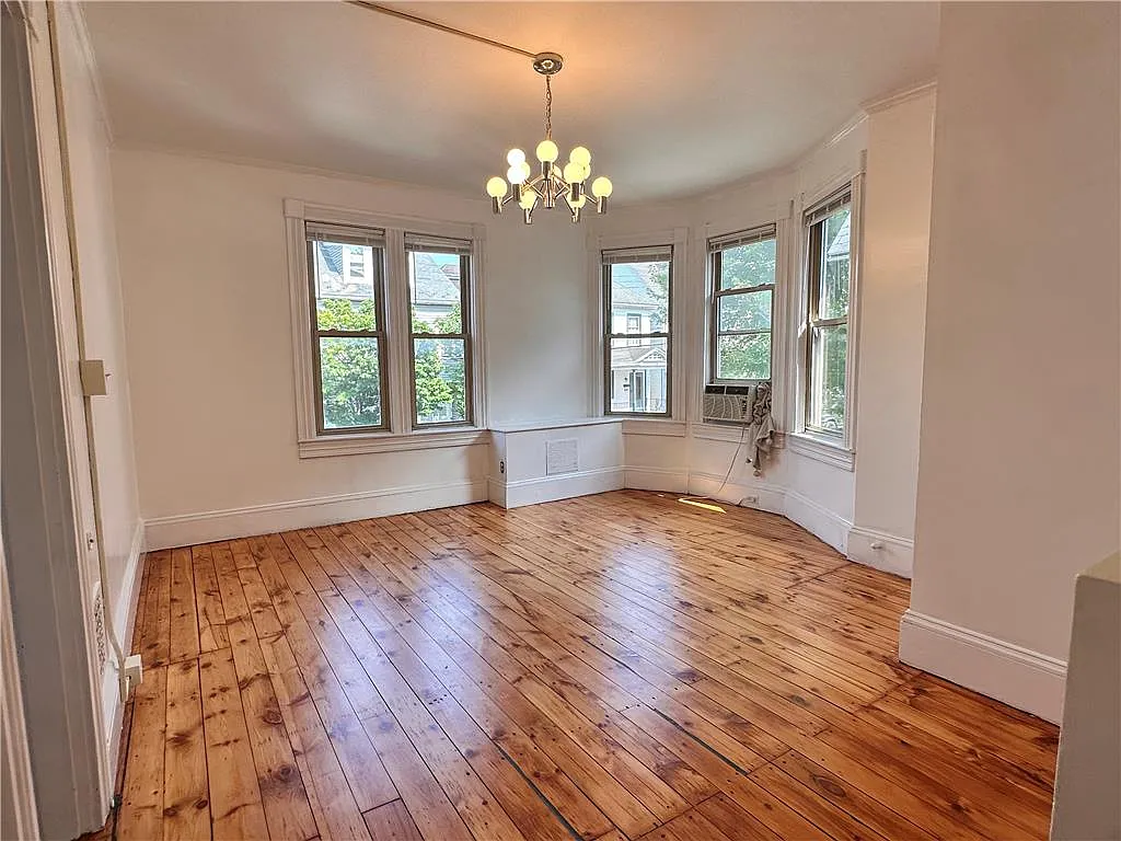 3 bed, 1.0 bath, 1200 sqft, $2,200 — Photo 3