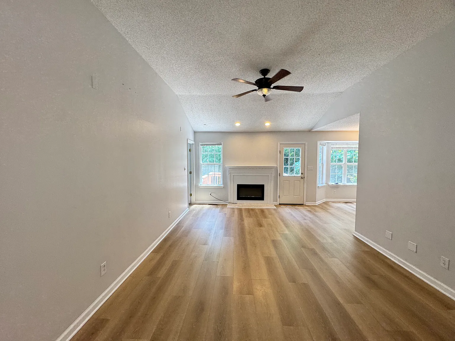 3 bed, 1273 sqft, $1,980 — Photo 3