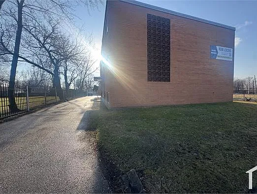 5058 Broadway Ave — Photo 2