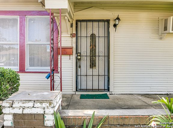 3rd image of 2032 W Huisache Ave