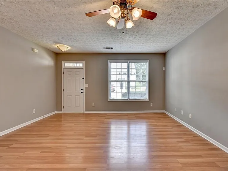 3067 Kentmere Dr — Photo 10