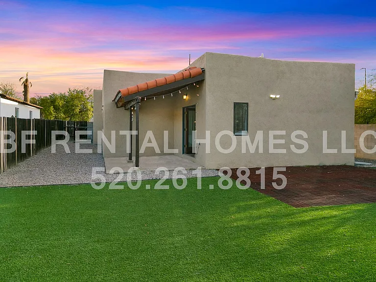 2319 E Helen St — Photo 30