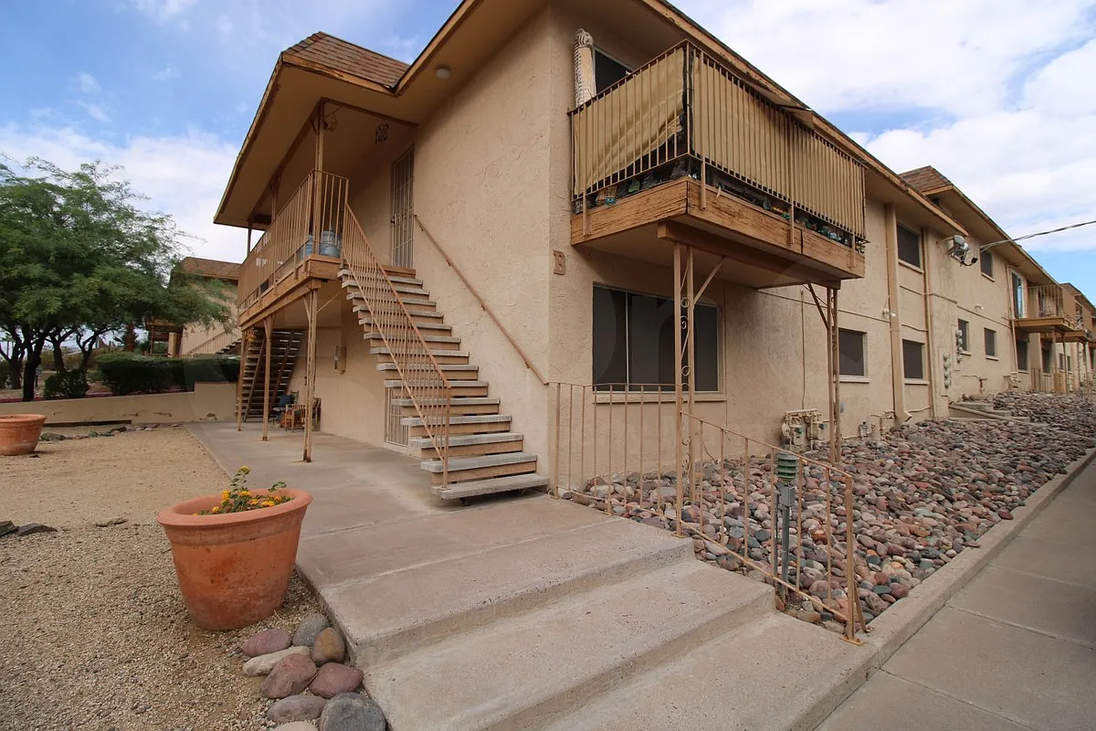 2 bed, 2.0 bath, 956 sqft, $1,300 — Photo 1