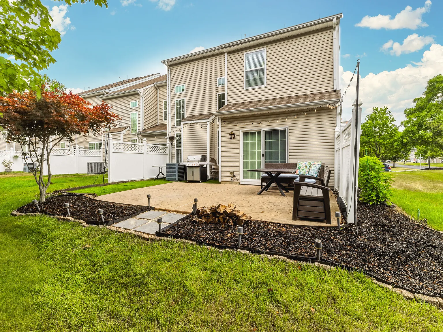3 bed, 2.5 bath, 2200 sqft, $3,000 — Photo 3