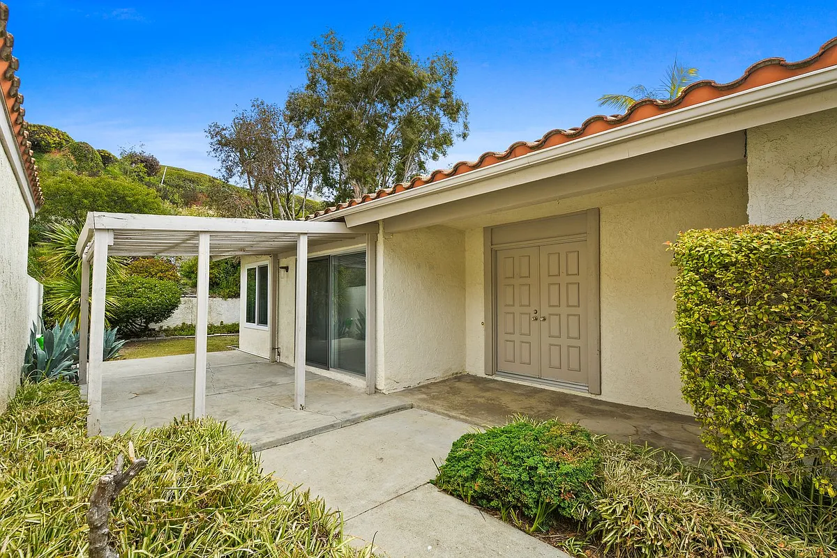 Building Photo - 22981 Via Miramar