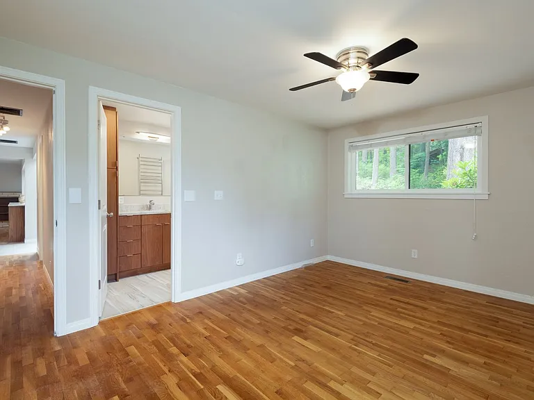 15931 SE 41st Pl — Photo 32
