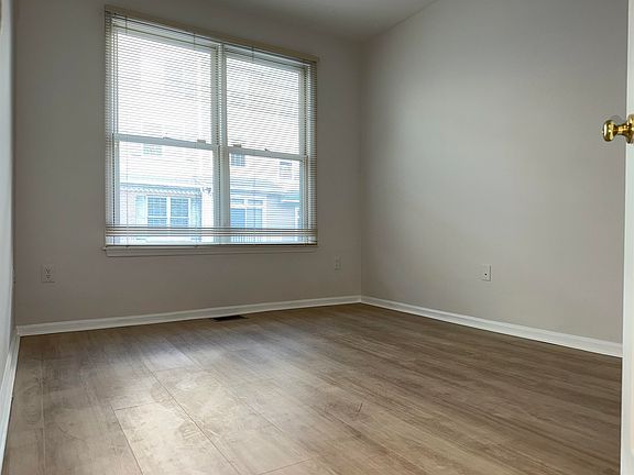 4th image of 320 Midland Ct