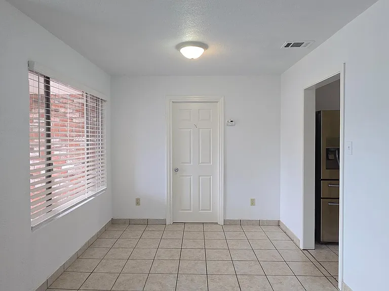 102 Laurel St — Photo 3