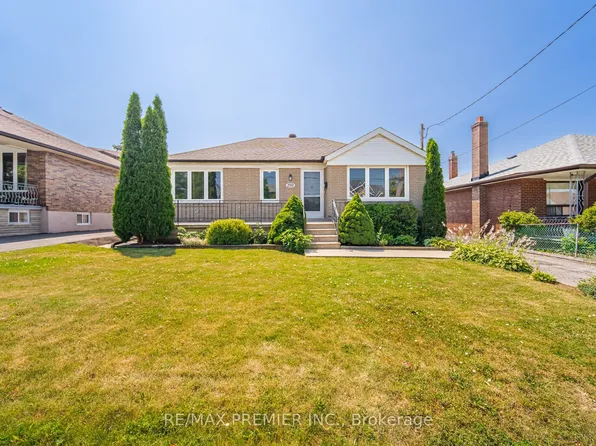 295 Falstaff Ave, Toronto, ON M6L 2G4
