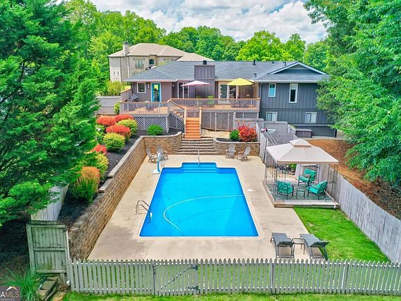 3rd image of 756 Hillwood Dr
