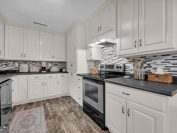 5th image of 1168 Rosedale St