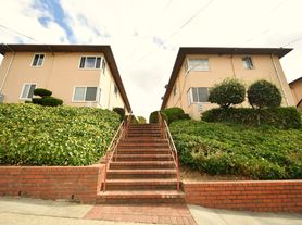 1p703 - 3916-3922 Lincoln Ave., 1 beds  1.0 baths