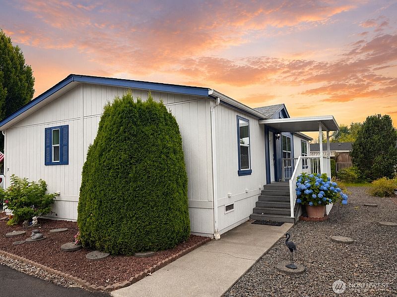 3rd image of 14727 43rd Avenue NE #37