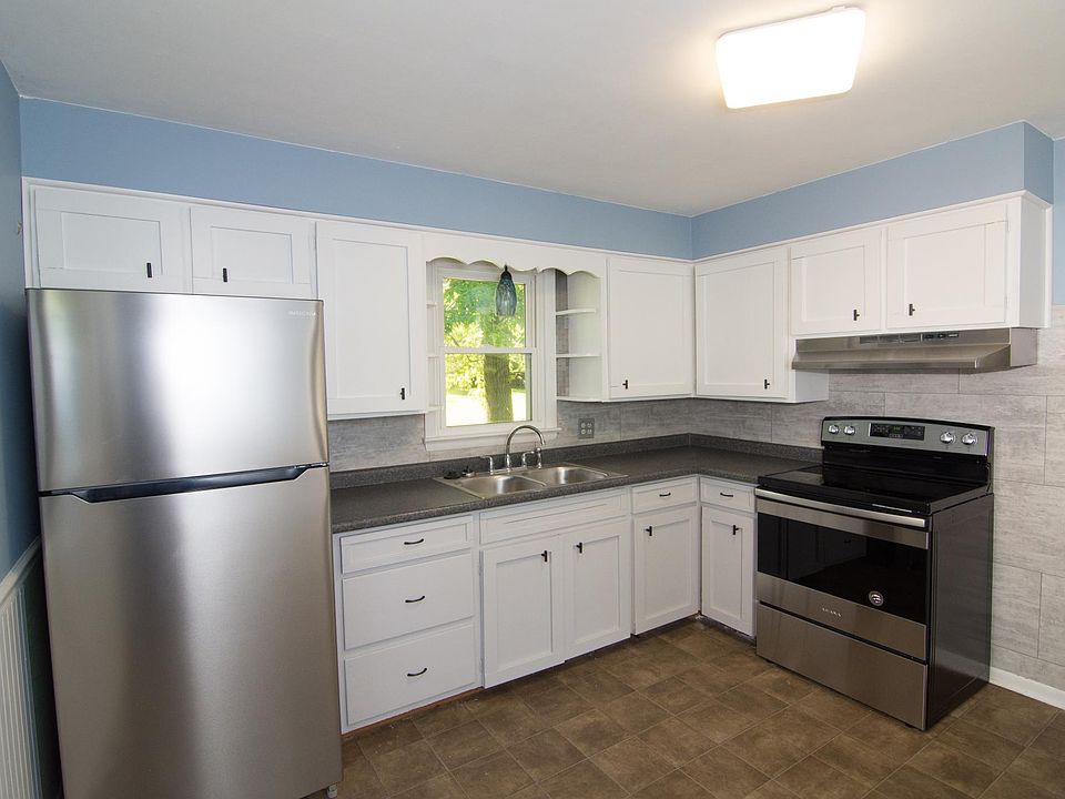 Newly renovated, including paint with modern grey tones, new tile back splash and stainless kitchen appliances & sink in the kitchen