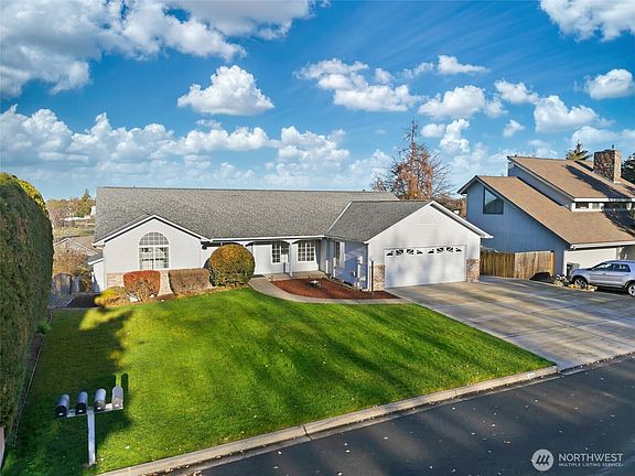 2nd image of 340 SE Highland Park Drive