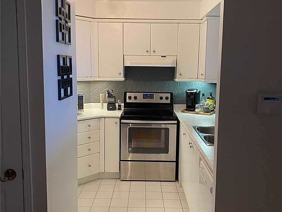 5th image of 2285 Lake Shore Blvd W #906