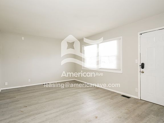 1636676_002_living_room_12714491.jpg