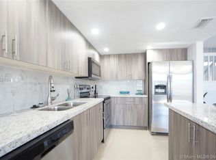 10931 N Lakeview Dr, Pembroke Pines, FL 33026