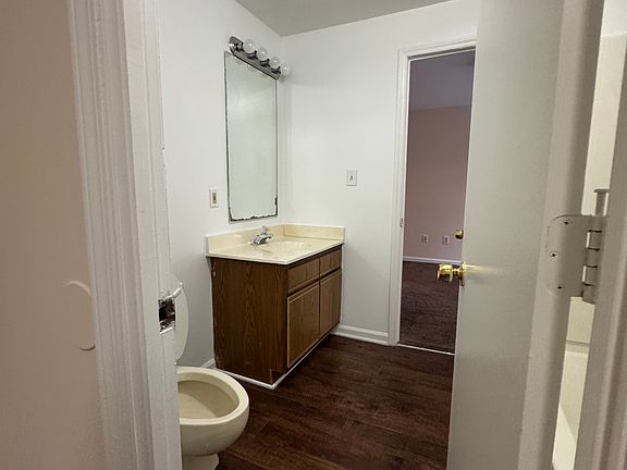 4th image of 1323 E 10th St APT J
