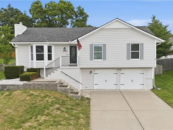 2136 SW Sterling Dr, Lees Summit, MO 64081
