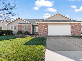318 Snider Ln, Chatham, IL 62629