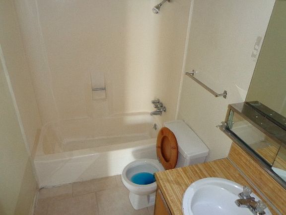 5th image of 2207 Cascade Dr APT C