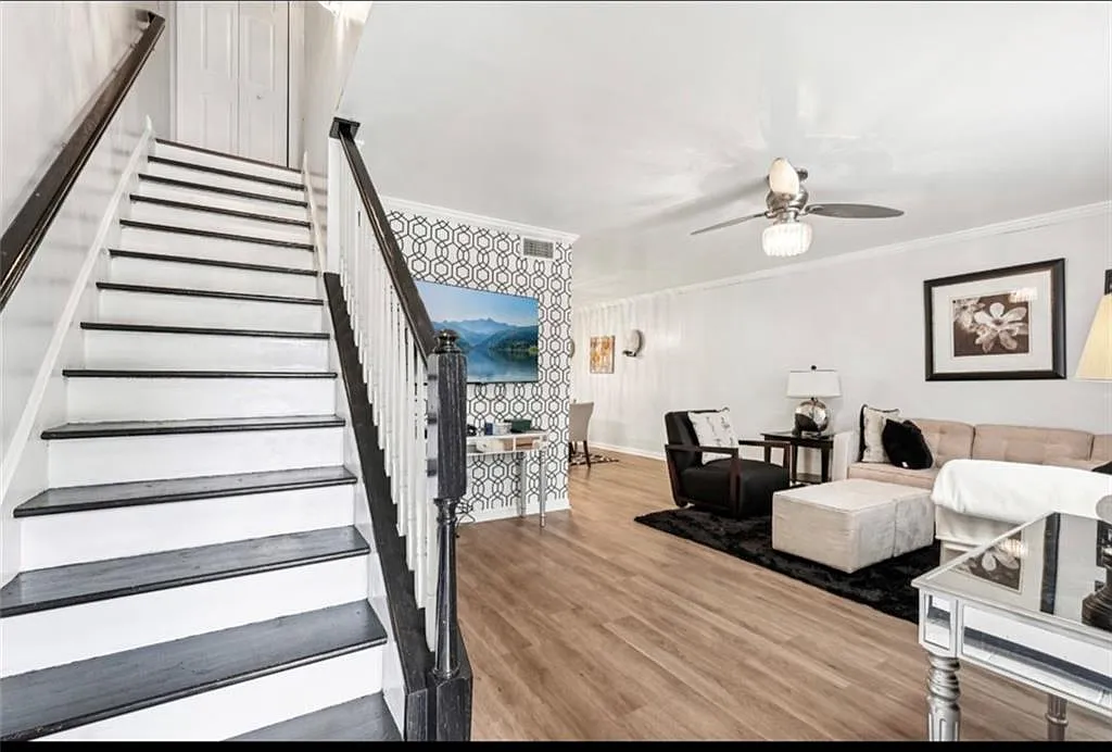 2 bed, 2.5 bath, 1214 sqft, $2,200 — Photo 2