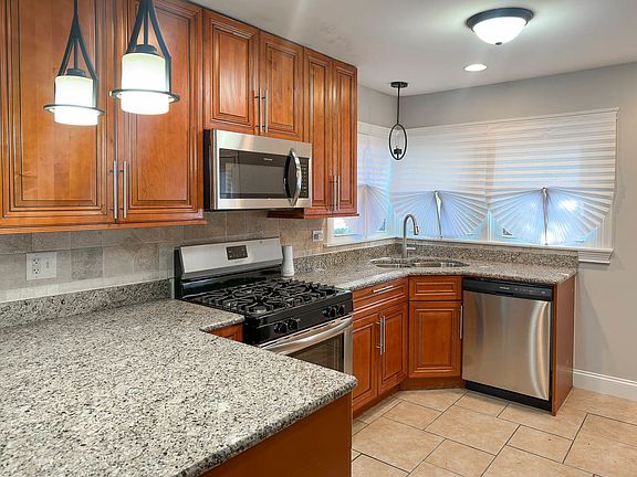 3rd image of 431 Clyde Ave