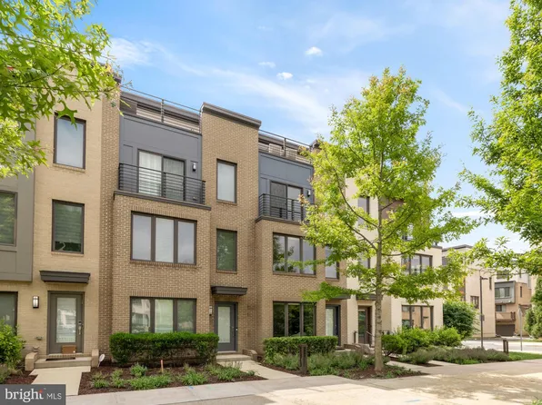 10372 Jacobsen St, Bethesda, MD 20817