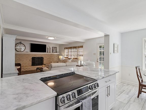 4th image of 1915 Thorncroft Dr