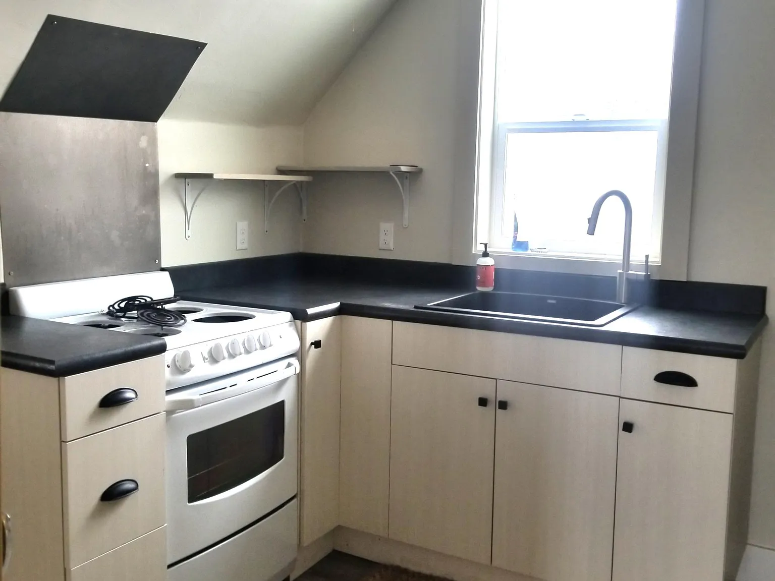 618 E Davis St — Photo 3