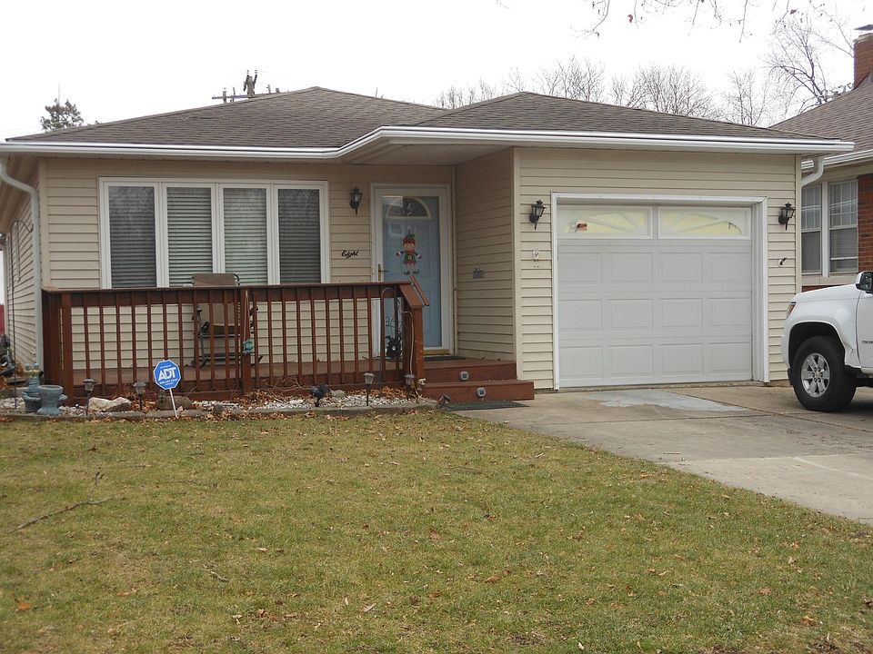 1st image of 8 Park Dr
