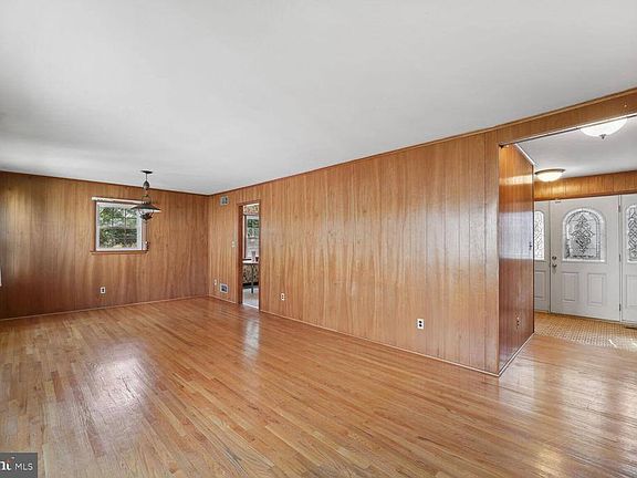 4th image of 2104 Fernglen Way