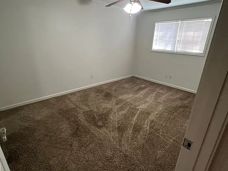 902 Park Ln — Photo 2
