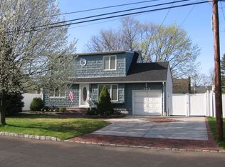 392 33rd St, Lindenhurst, NY 11757