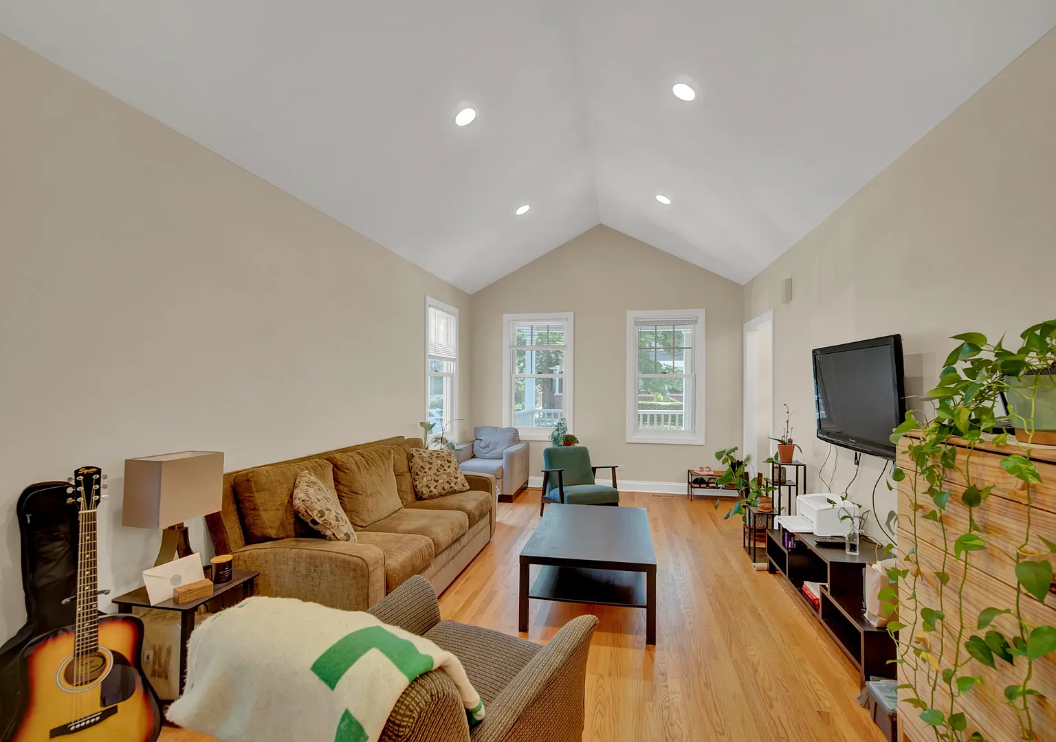 823 Hamlin — Photo 3