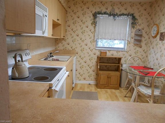 3rd image of 6837 Sandtrap Dr