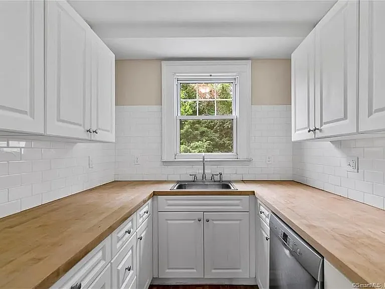 40 Wintergreen Ave — Photo 5