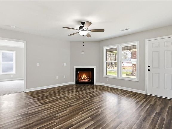 5th image of 102 E Pope Ave