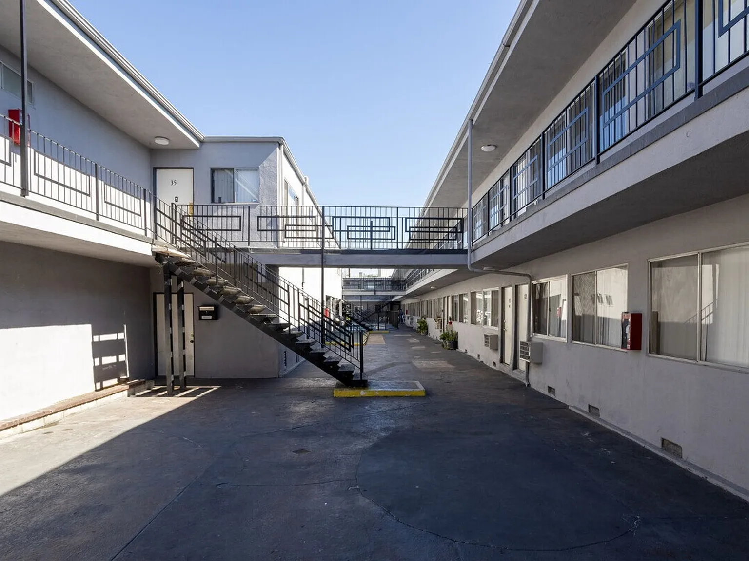 Roscoe Apartments — Photo 2