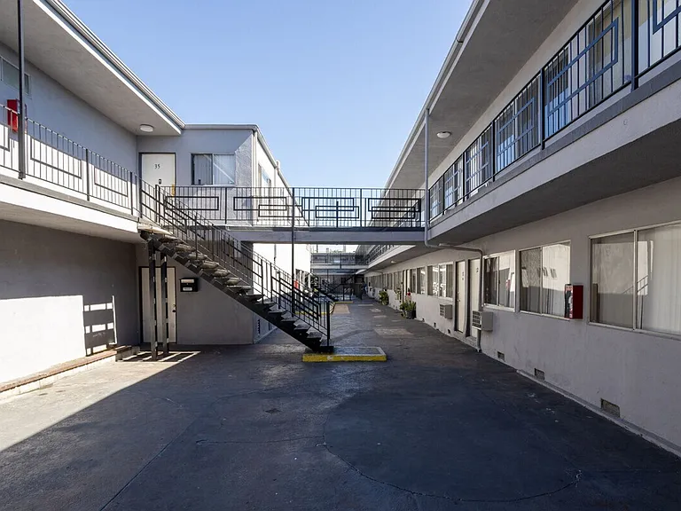 Roscoe Apartments — Photo 2