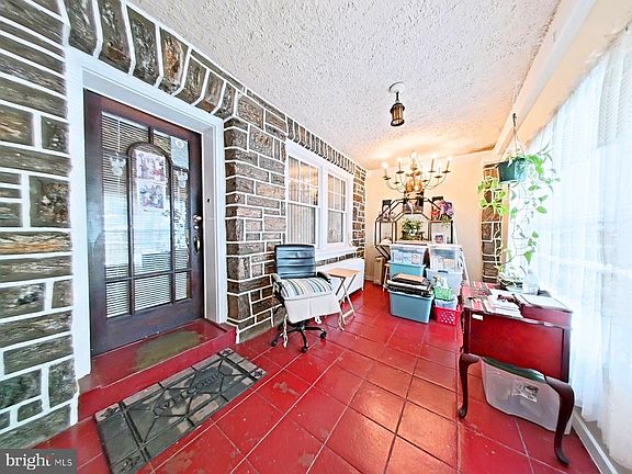 4th image of 1014 E Rittenhouse St