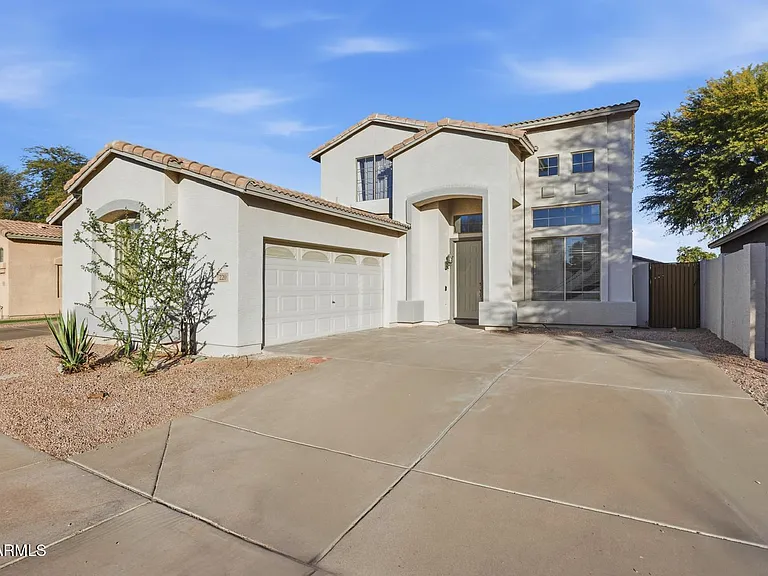220 W Beechnut Pl — Photo 2