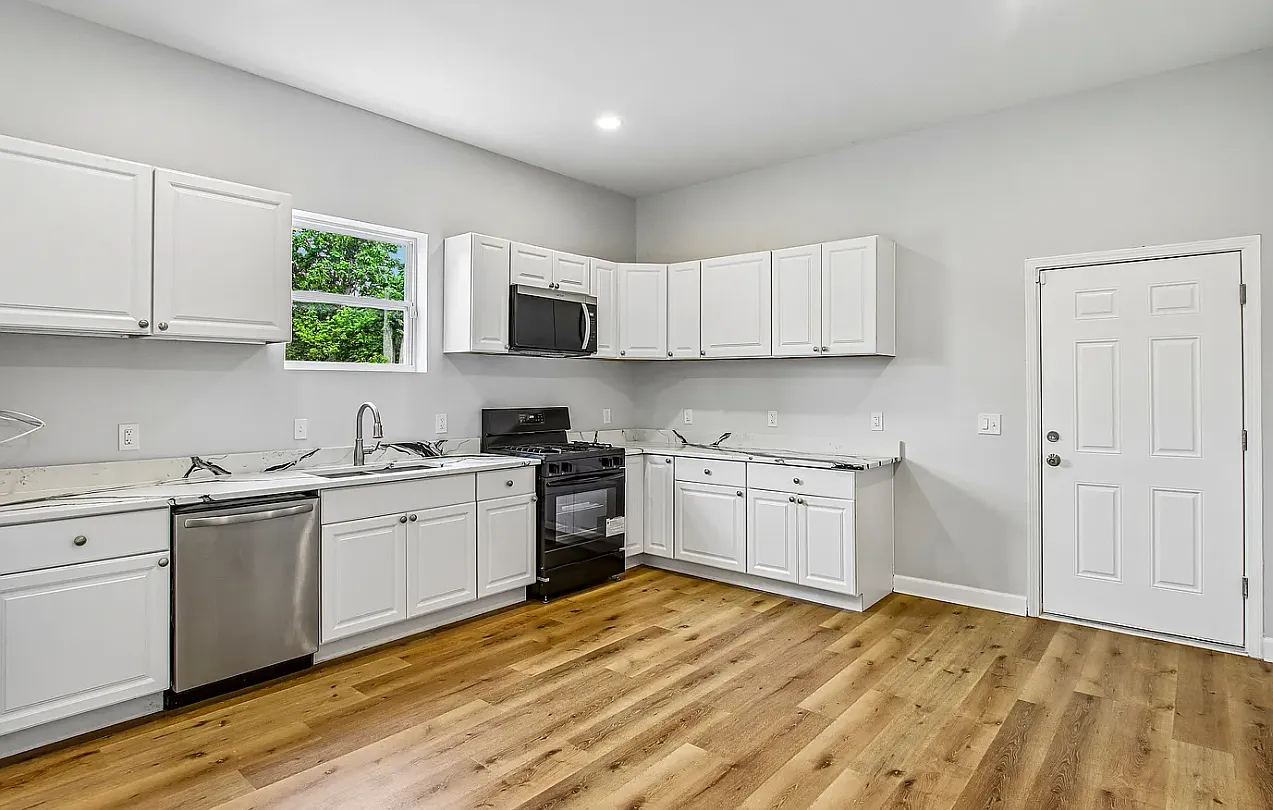 4 bed, 2040 sqft, $2,100 — Photo 4