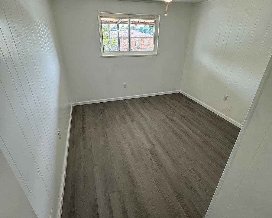 1st image of 130 Garrett Ln #130